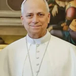 Robert Prevost mit seinem Namen als Konzilspapst Leo XIV.